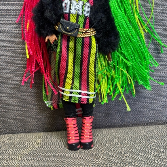 2019 LOL OMG Surprise Sways Outrageous Queen Doll Multi-Color Hair - Picture 3 of 4